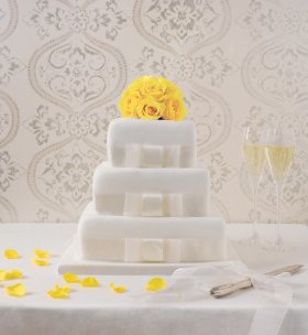 Simple and stylish white wedding cake 