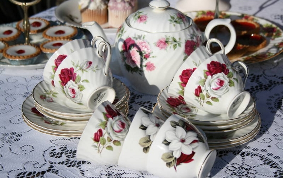 Vintage style tea cups and saucers 